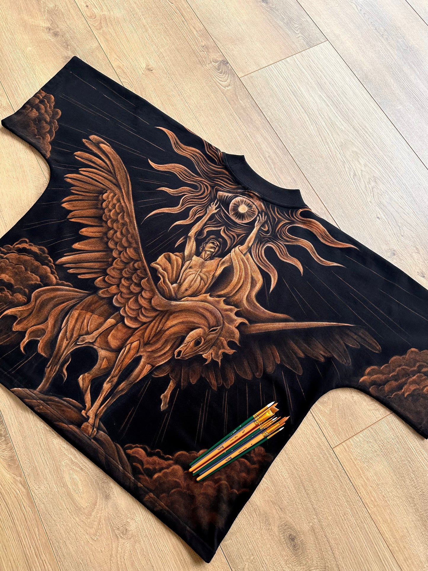 ‘Apollo sittande på hästen Pegasus' T-Shirt
