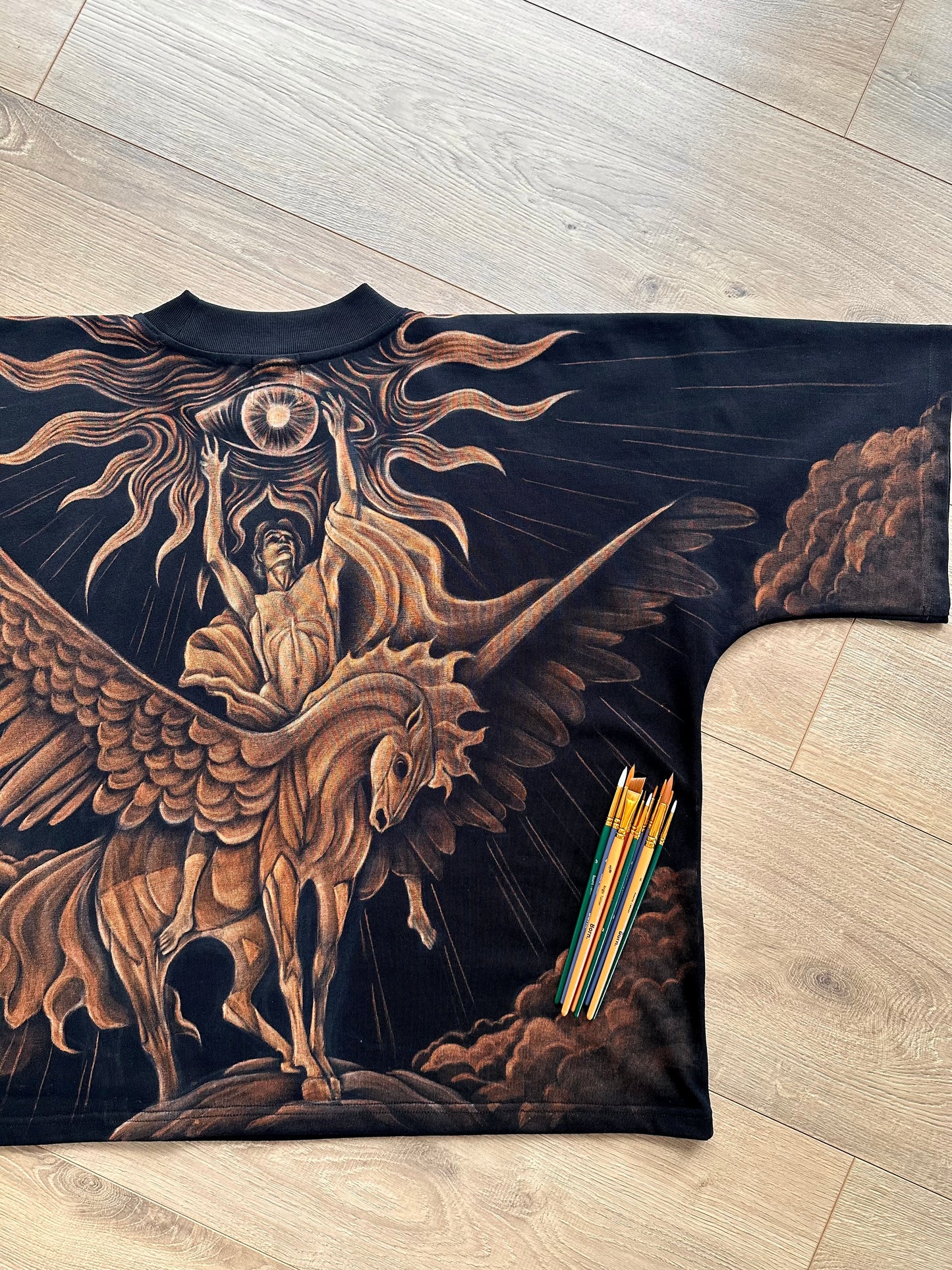‘Apollo sittande på hästen Pegasus' T-Shirt