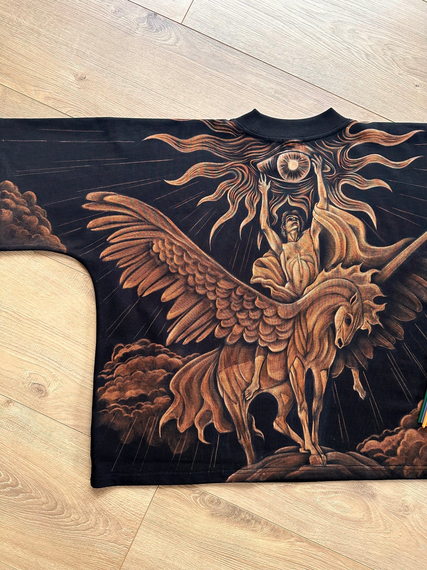‘Apollo sittande på hästen Pegasus' T-Shirt